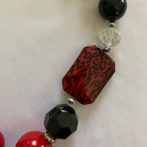 Very Elegant Statement Necklace - Black and Red - Picture 3 of 5